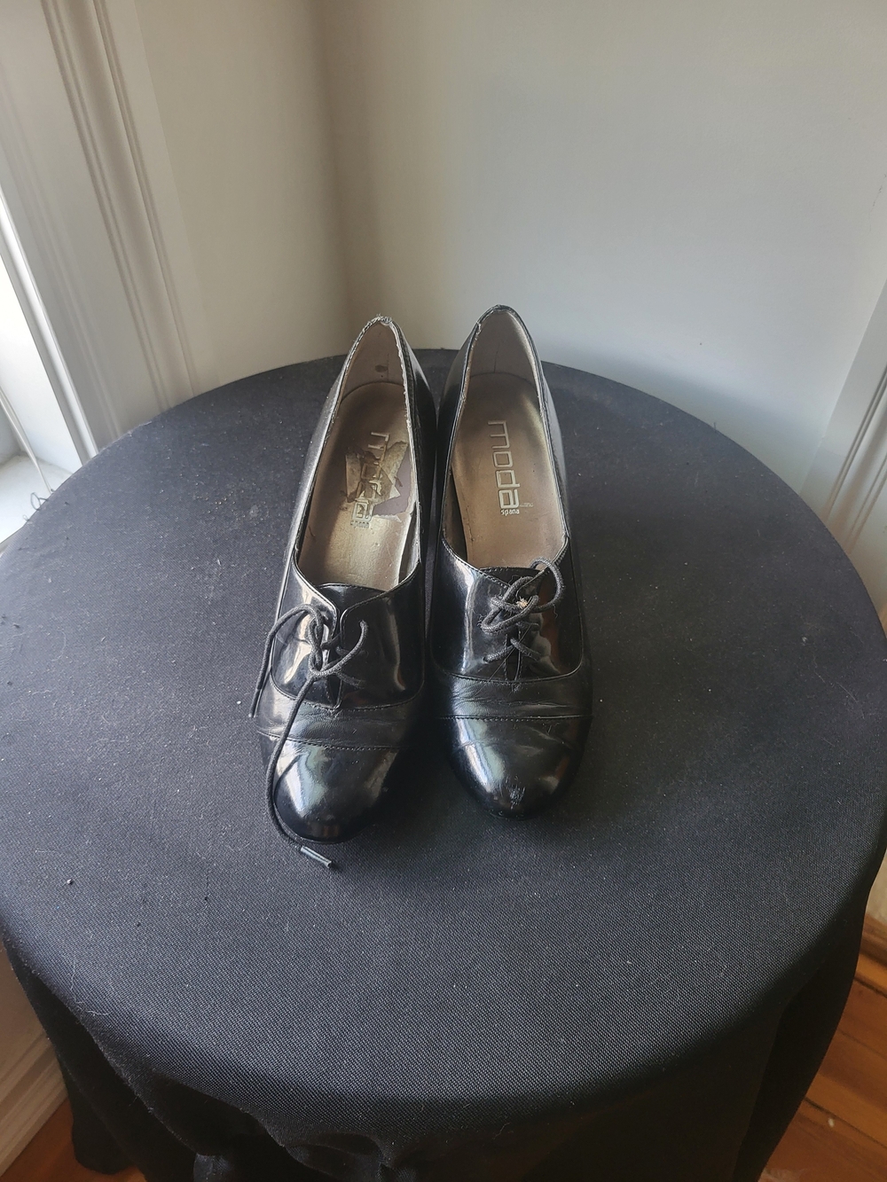 Moda Spana Black Patent Lace-Up Pumps